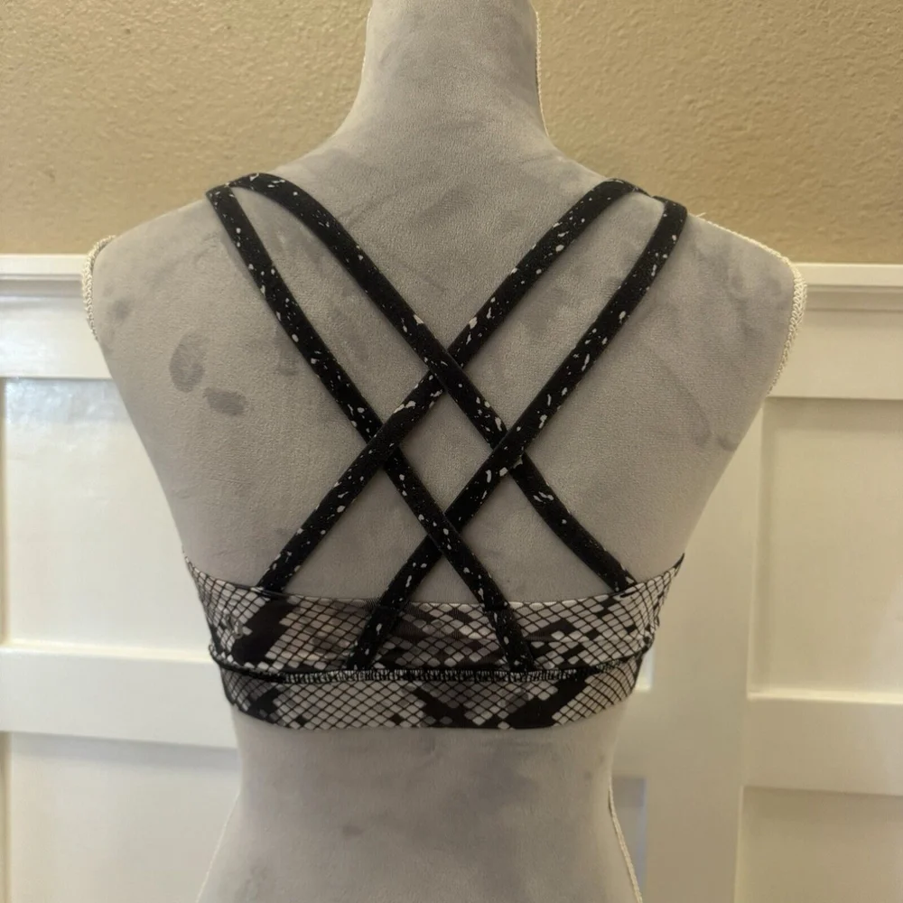 Lululemon Energy Bra Ziggy Snake Gray Black Print Strappy Back Size 4 With Pads